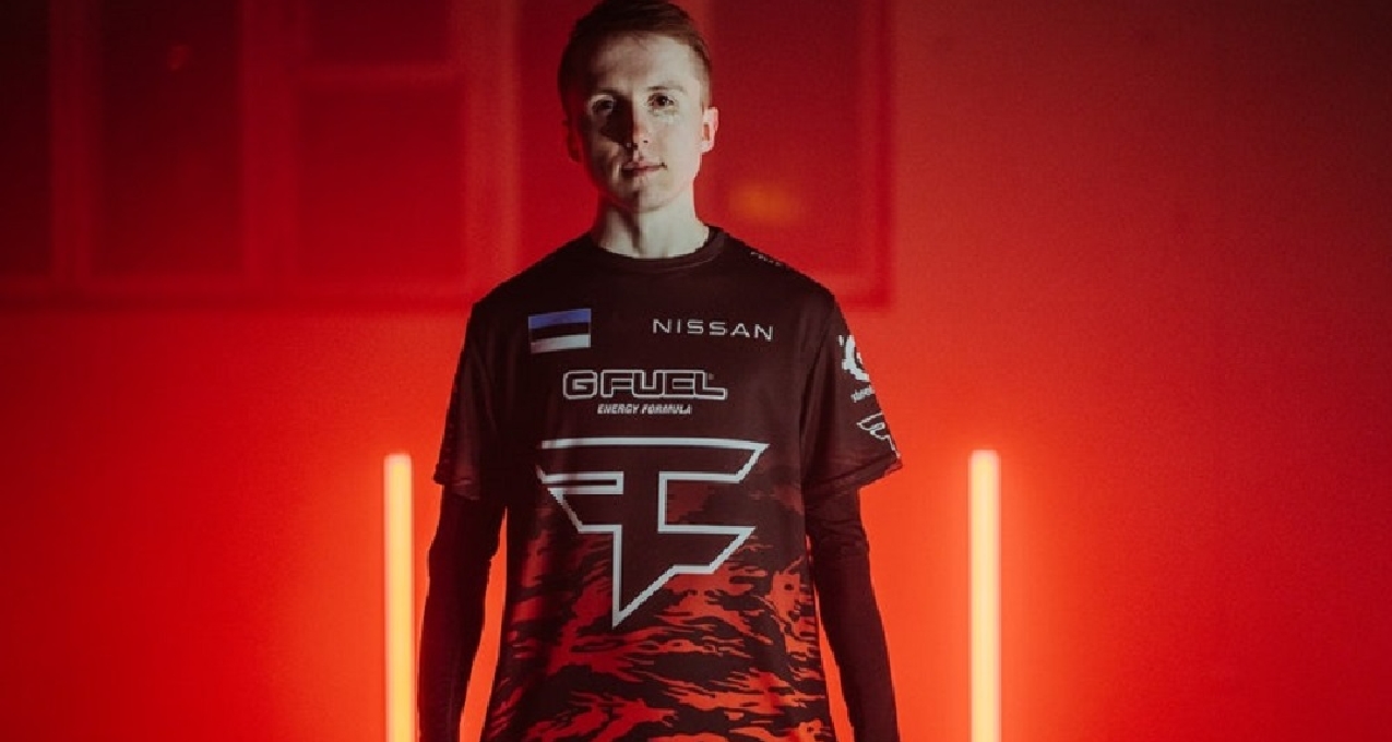 罗云熙与LPL四支出征队伍合照：LPL加油出征顺利，等凯旋！